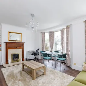 https://charming-2-bedroom-flat-in-central-hove.brighton-hotels-england.com