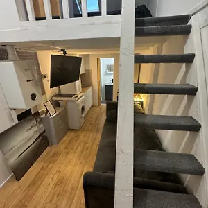https://apt-duplex-studio-3-minute-drive-from-luton-airport.cambridgehotelsuk.com